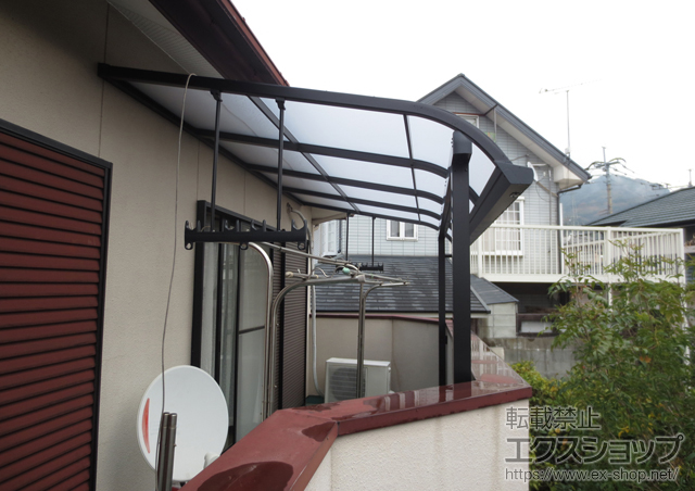 福岡県大野城市のLIXIL リクシル（トステム）のバルコニー・ベランダ屋根 ライザーテラスII R型 屋根タイプ 単体 積雪〜20cm対応+吊り下げ物干し ロング 2本入 施工例