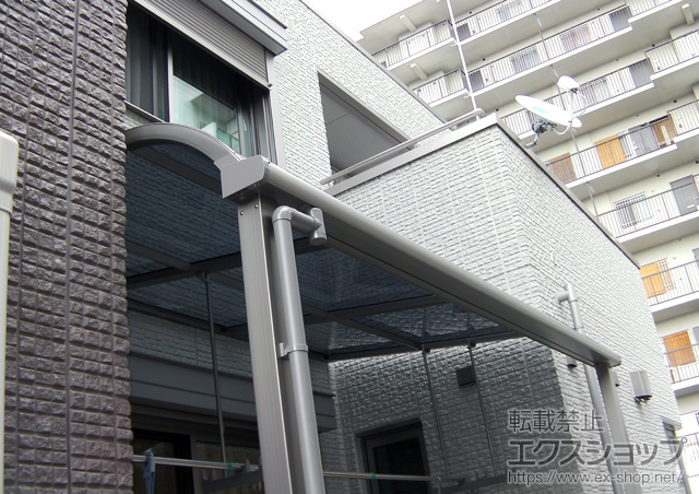 奈良県奈良市のLIXIL リクシル（トステム）のテラス屋根 ライザーテラスII R型 テラスタイプ 単体 積雪〜20cm対応＋吊り下げ式物干し ロング 2本入り 施工例