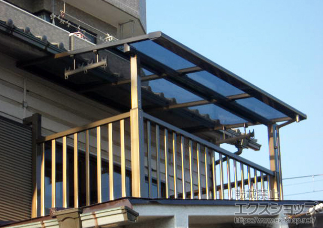 群馬県伊勢崎市のLIXIL リクシル（トステム）のバルコニー・ベランダ屋根 ライザーテラスII R型 ビューステージ納まり 単体 積雪〜20cm対応 施工例