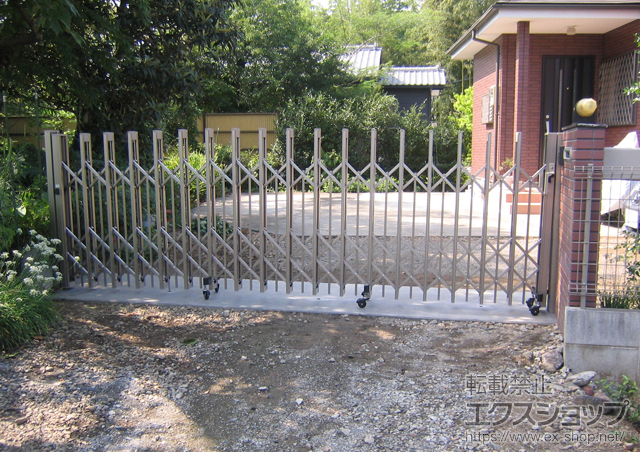 埼玉県日高市ののカーゲート アルシャインII PG型R(ペットガード) Aタイプ ノンレール 片開き　390Ｓ 施工例