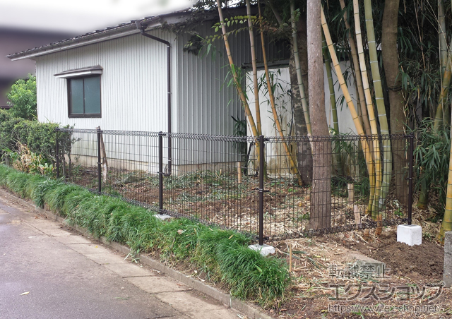 新潟県燕市ののフェンス・柵 メッシュフェンス M0 間仕切り柱仕様 施工例