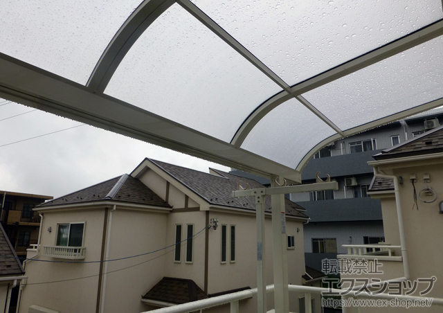 神奈川県川崎市のLIXIL リクシル（トステム）のバルコニー・ベランダ屋根 ライザーテラスII R型 屋根タイプ 連棟 積雪〜20cm対応 施工例