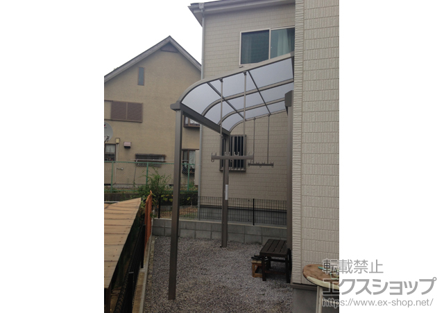 大阪府枚方市のLIXIL リクシル（トステム）のテラス屋根 ライザーテラスII R型 テラスタイプ 単体 積雪〜20cm対応＋吊下げ物干　標準2本入り＋吊下げ物干　ロング2本入り 施工例