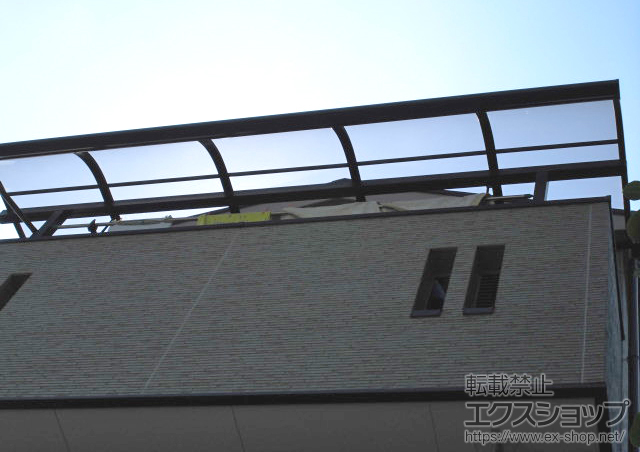 大阪府高槻市のLIXIL リクシル（トステム）のバルコニー・ベランダ屋根 ライザーテラスII R型 屋根タイプ 単体 積雪〜20cm対応＋吊り下げ式物干し 標準 2本入 施工例