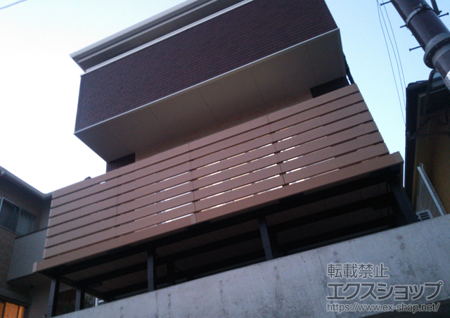 大阪府羽曳野市ののウッドデッキ リウッドデッキ 200＋リウッドデッキフェンス3型<横スリット> 施工例