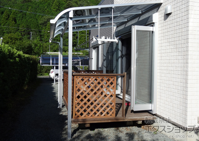 三重県度会郡大紀町のLIXIL リクシル（トステム）のテラス屋根 ライザーテラスII R型 テラスタイプ 単体 積雪〜20cm対応＋吊り下げ物干し 標準 2本入 施工例