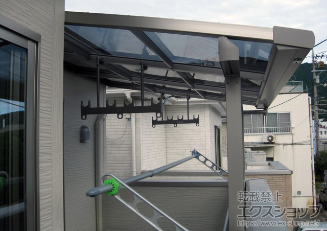 広島県広島市のLIXIL リクシル（トステム）のバルコニー・ベランダ屋根 ライザーテラスII F型 屋根タイプ 単体 積雪〜20cm対応＋吊下げ物干し 標準 2本入 施工例