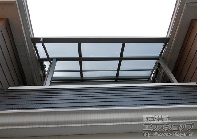 福岡県福岡市のLIXIL リクシル（トステム）のバルコニー・ベランダ屋根 ライザーテラスII F型 屋根タイプ 単体 積雪〜20cm対応＋吊り下げ式物干し 標準 2本入 施工例