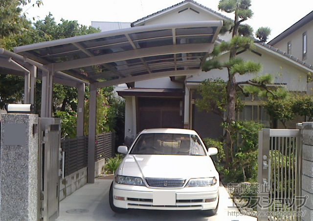 福岡県福岡市のLIXIL リクシル（トステム）のカーポート カーブポートシグマIII 積雪〜20cm対応＋着脱式サポート（補助柱） 1本入 施工例