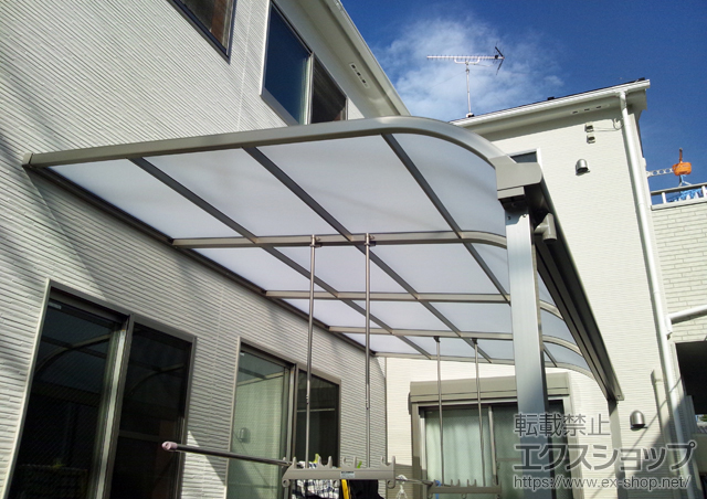 愛知県岡崎市のLIXIL リクシル（トステム）のテラス屋根 ライザーテラスII R型 テラスタイプ 単体 積雪〜20cm対応＋ライザーテラスII 吊下げ物干し ロング 標準タイプ 2本入 施工例