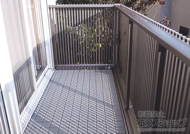 神奈川県横浜市のLIXIL リクシル（トステム）のバルコニー ビューステージHスタイル 縦スリット 単体 柱建て式 施工例