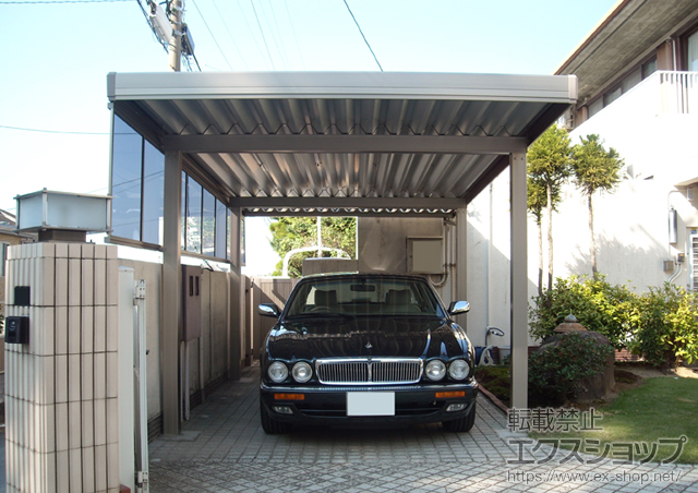 静岡県浜松市のLIXIL リクシル（トステム）のカーポート テリオスポートIII 900 1台用 角柱4本 積雪〜30cm対応＋テリオスポートIII サイドパネル 台形タイプ1段 施工例