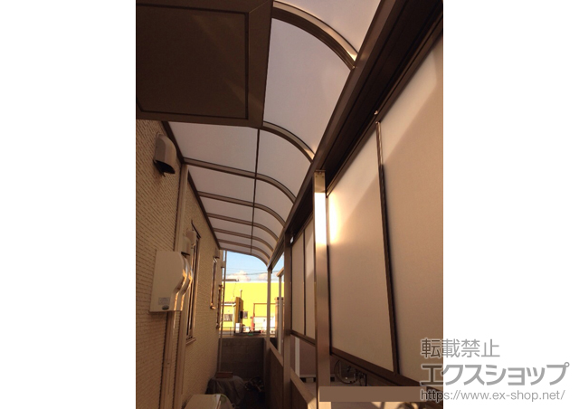 和歌山県和歌山市のLIXIL リクシル（トステム）のテラス屋根 ライザーテラスII R型 テラスタイプ 連棟 積雪〜20cm対応+前面スクリーン 1段用 施工例