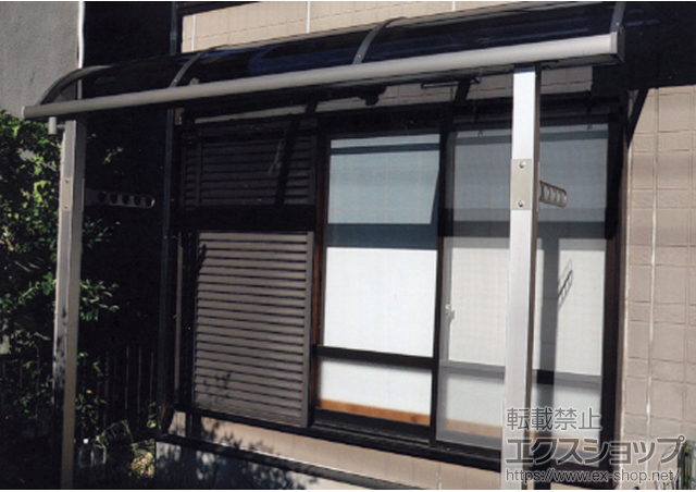 京都府城陽市のLIXIL リクシル（トステム）のテラス屋根 ライザーテラスII R型 テラスタイプ 単体 積雪〜20cm対応＋壁付け物干し 標準 2本入 施工例