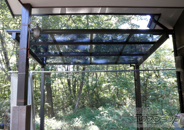 栃木県那須塩原市のLIXIL リクシル（トステム）のテラス屋根 エックスルーフ 独立前上がり テラスタイプ 積雪〜20cm対応＋CTC-N-30 枯葉・雪よけ防止ネット 施工例