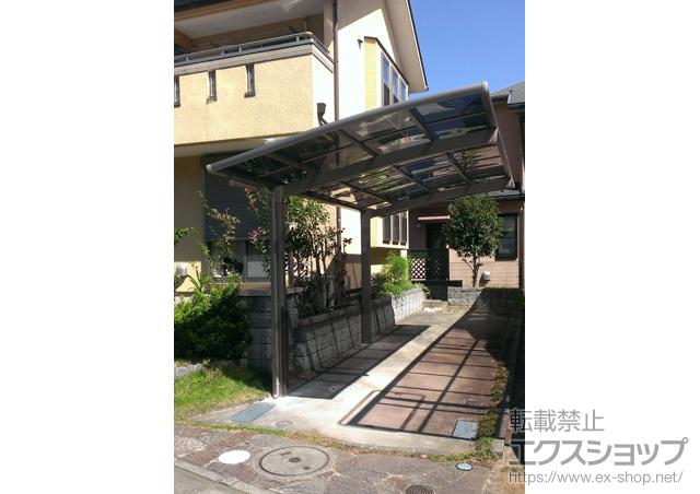 東京都稲城市のLIXIL リクシル（トステム）のカーポート カーブポートシグマIII 積雪〜20cm対応＋柱ガード（1本入り） 施工例