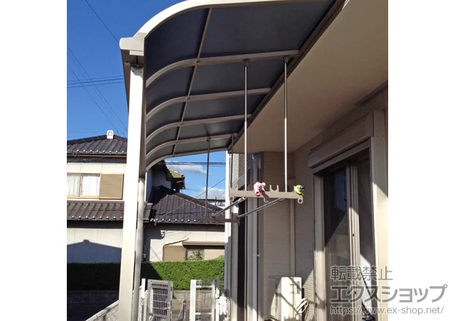 福岡県北九州市のLIXIL リクシル（トステム）のテラス屋根 ライザーテラスII R型 テラスタイプ 単体 積雪～20cm対応＋吊り下げ物干し ロング 標準 2本入 施工例