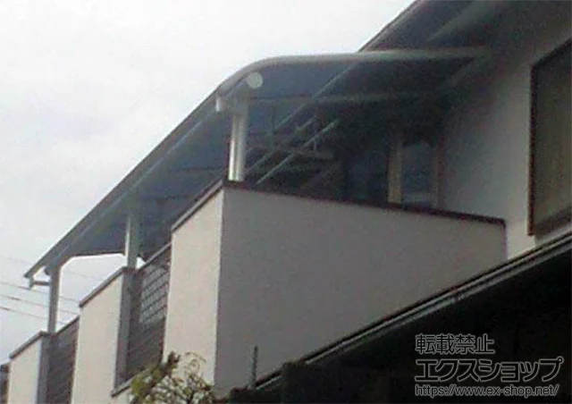 埼玉県比企郡鳩山町のYKKAPのバルコニー・ベランダ屋根 ヴェクターテラス R型 屋根タイプ 連棟 積雪〜20cm対応 施工例
