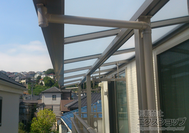 神奈川県横浜市のLIXIL リクシル（トステム）のバルコニー・ベランダ屋根 ライザーテラスII F型 屋根タイプ 連棟 積雪〜20cm対応+吊り下げ物干し(標準) ショート 3本入り 施工例