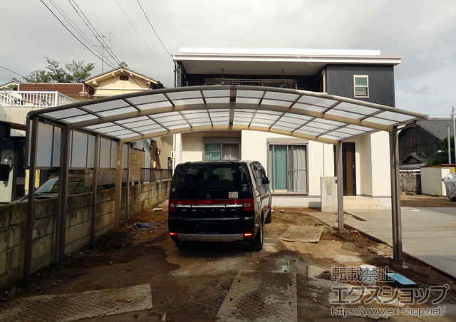 愛知県春日井市のLIXIL リクシル（トステム）のカーポート カーブポートシグマIII ワイド 積雪〜20cm対応＋カーブポートシグマIII  サイドパネル 施工例