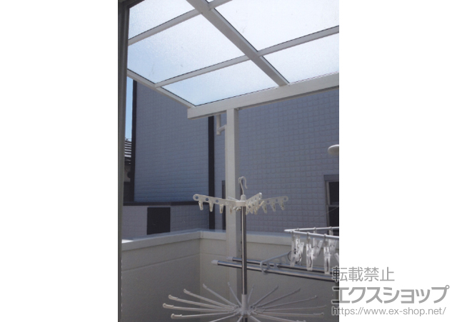大阪府茨木市のLIXIL リクシル（トステム）のバルコニー・ベランダ屋根 ライザーテラスII F型 屋根タイプ 単体 積雪〜20cm対応 施工例