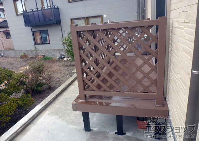 新潟県胎内市ののウッドデッキ リウッドデッキ 200＋リウッドデッキフェンス2型<ラチス格子タイプ> 施工例