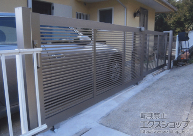 神奈川県足柄下郡湯河原町のLIXIL リクシル(新日軽)のカーゲート エクジス引戸R1型＜細横格子＞ 2連引き 58-12R 施工例