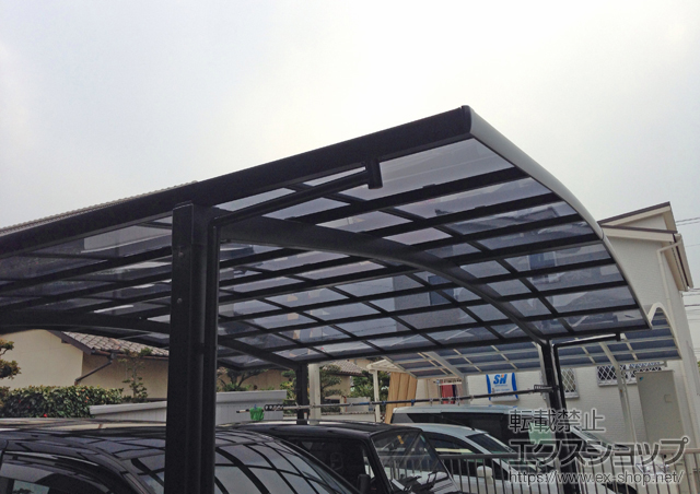 香川県丸亀市のLIXIL リクシル（トステム）のカーポート カーブポートシグマIII ワイド 積雪〜20cm対応+収納式物干し ロングタイプ 2本入 施工例