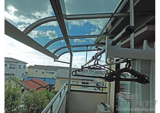 大阪府八尾市のLIXIL リクシル（トステム）のバルコニー・ベランダ屋根 ライザーテラスII R型 屋根タイプ 単体 積雪〜20cm対応＋吊り下げ物干し　標準　2本入 施工例