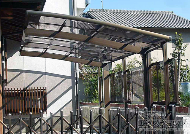 広島県廿日市市のLIXIL リクシル（トステム）のカーポート カーブポートシグマIII 積雪〜20cm対応＋カーブポートシグマIII サイドパネル 1段 施工例