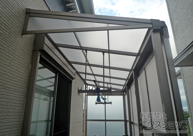 埼玉県入間市のLIXIL リクシル（トステム）のテラス屋根 ライザーテラスII Ｆ型 テラスタイプ 単体 積雪〜20ｃｍ対応+前面スクリーン2段+側面スクリーン2段+吊り下げ物干し 標準 2本入 施工例