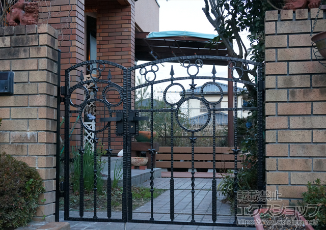 三重県伊賀市のLIXIL リクシル(新日軽)の門扉 ディズニー門扉ミッキーA型 親子開き 角門柱式 施工例