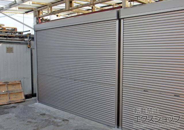 埼玉県川口市のLIXIL リクシル（トステム）のガレージシャッター ガレージシャッタークワトロ 手動式 外部付タイプ 施工例