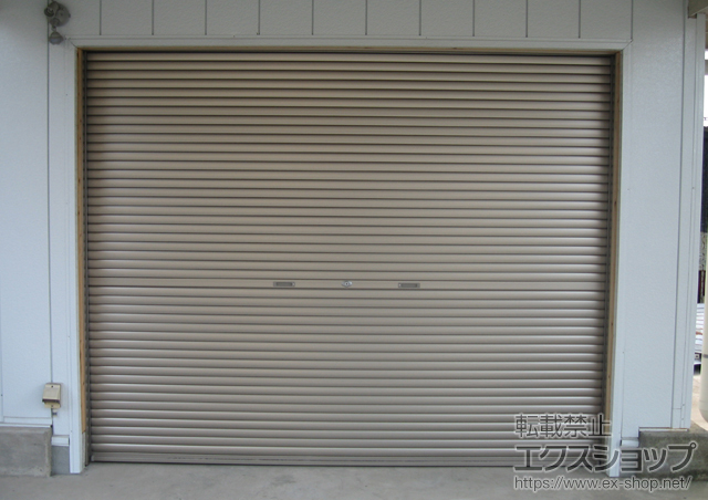 熊本県熊本市のLIXIL リクシル（トステム）のガレージシャッター ガレージシャッタークワトロ 手動式 内部付タイプ 施工例