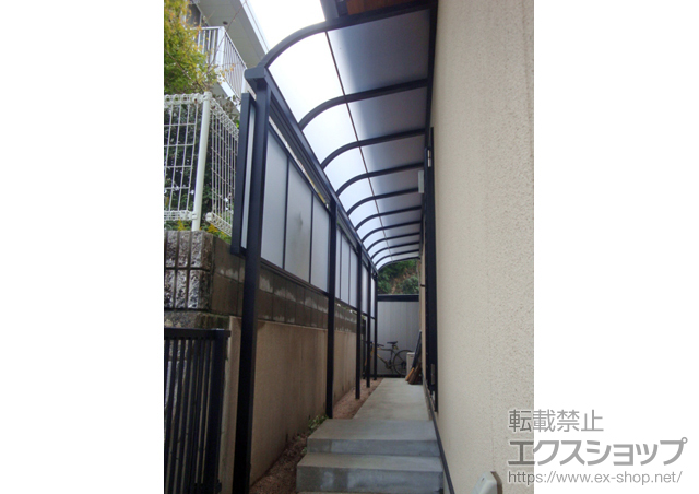 山口県周南市のLIXIL リクシル（トステム）のテラス屋根 ライザーテラスII R型 テラスタイプ 連棟 積雪〜20?対応+ライザーテラスII 前面スクリーン1段 施工例