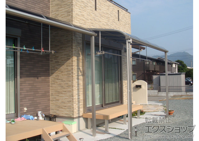 熊本県宇城市ののテラス屋根 ヴェクターテラス R型 テラスタイプ 単体 積雪〜20cm対応＋ヴェクターテラス 吊り下げ式物干し　標準　2本入り 施工例