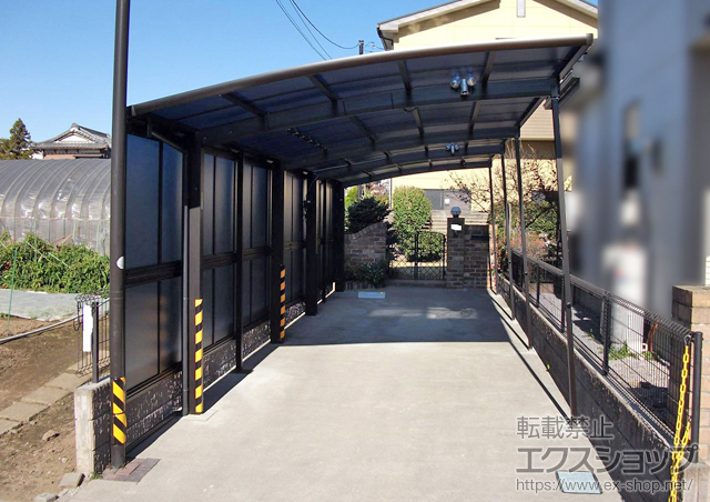 埼玉県北足立郡伊奈町ののカーポート レイナポートグラン 縦連棟　積雪〜20cm対応＋レイナポートグラン用　サイドパネル＋レイナポートグラン用　着脱式サポート柱　2本入＋ 雨樋部品 施工例