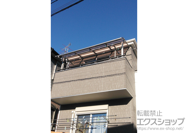 千葉県松戸市のLIXIL リクシル（トステム）のバルコニー・ベランダ屋根 ライザーテラスII R型 屋根タイプ 単体 積雪〜20cm対応＋壁付物干し　ロング　2本入り 施工例