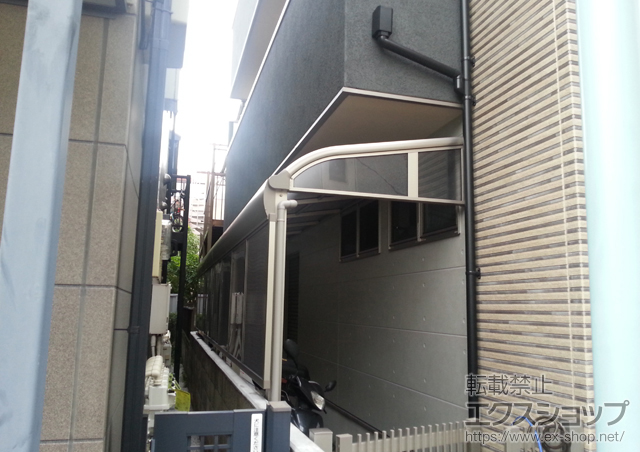 東京都板橋区ののテラス屋根 ヴェクターテラス R型 テラスタイプ 連棟 積雪〜20cm対応+ヴェクターテラス 屋根妻パネル R型+ヴェクターテラス 側面パネル+ヴェクターテラス 前面パネル+レスティン門扉11型 両開き親子 門柱仕様 施工例