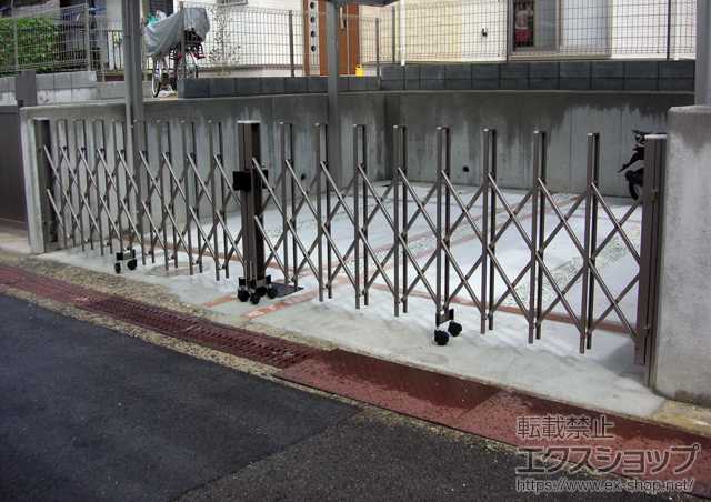 奈良県北葛城郡上牧町のの門扉、カーゲート、カーポート トリップゲート PA型 ノンレール 両開き 54W(27S+27M) 施工例