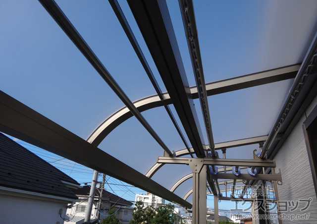 東京都立川市のLIXIL リクシル（トステム）のバルコニー・ベランダ屋根 ライザーテラスII R型 屋根タイプ 連棟 積雪〜20cm対応＋吊下げ物干し ショート 標準タイプ 2本入 施工例