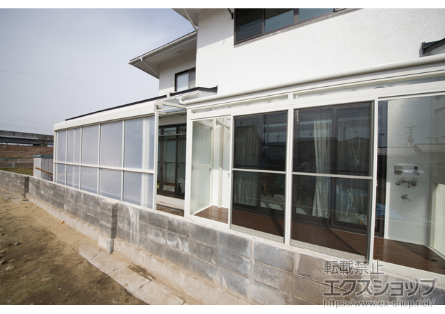 宮城県仙台市のLIXIL リクシル（トステム）のテラス屋根 ライザーテラスII F型 1500 テラスタイプ 連棟 積雪〜50cm対応＋前面スクリーン 二段仕様（色：ポリカーボネート クリアマット・すりガラス調）*ふさぎ材含む 施工例