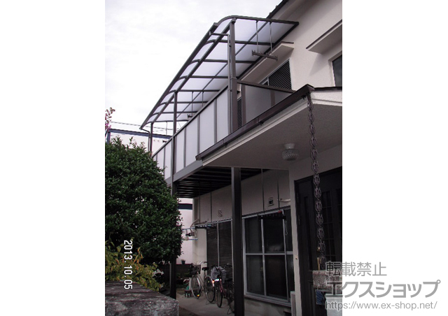 大阪府堺市のLIXIL リクシル（トステム）のバルコニー・ベランダ屋根 ライザーテラスII R型 屋根タイプ バルコニー接続 連棟 積雪〜20cm対応＋吊り下げ式物干し 標準 3本入 施工例