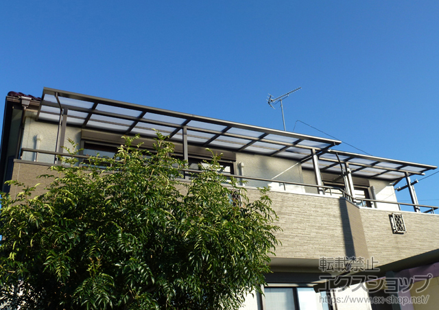 埼玉県川越市のLIXIL リクシル（トステム）のバルコニー・ベランダ屋根 ライザーテラスII F型 屋根タイプ 連棟 積雪〜20cm対応 施工例