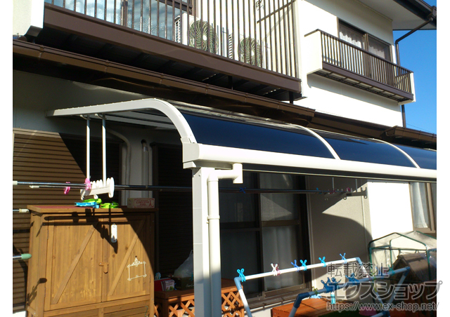 大分県大分市のLIXIL リクシル（トステム）のテラス屋根 ライザーテラスII R型 テラスタイプ 単体 積雪〜20cm対応＋吊下げ物干し 標準 2本入 施工例