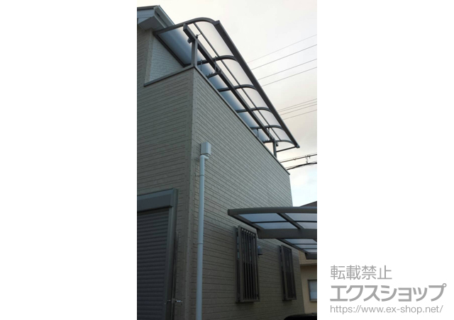 兵庫県尼崎市のLIXIL リクシル（トステム）のバルコニー・ベランダ屋根 ライザーテラスII R型 屋根タイプ 単体 積雪〜20cm対応+吊下げ物干し 標準 2本入 施工例