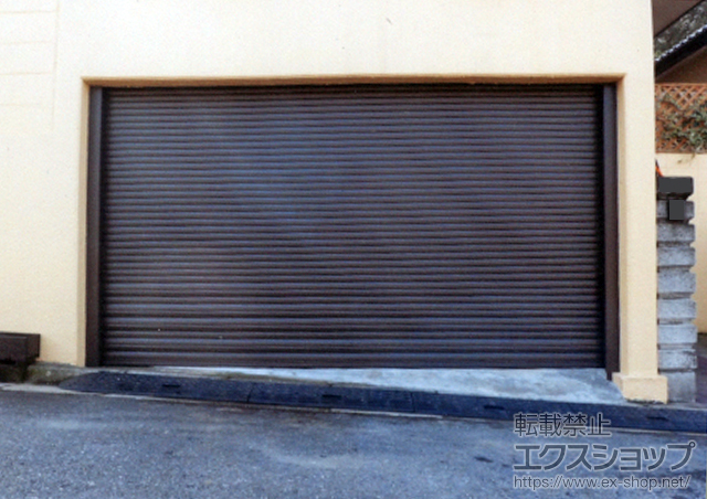 茨城県守谷市のLIXIL リクシル（トステム）のガレージシャッター ガレージシャッタークワトロ 電動式 内部付タイプ 施工例