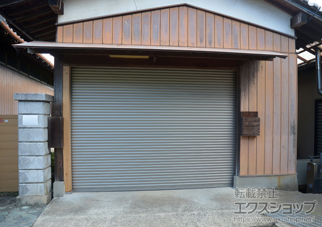 香川県三豊市のLIXIL リクシル（トステム）のガレージシャッター ガレージシャッタークワトロ 電動式 内部付タイプ 施工例