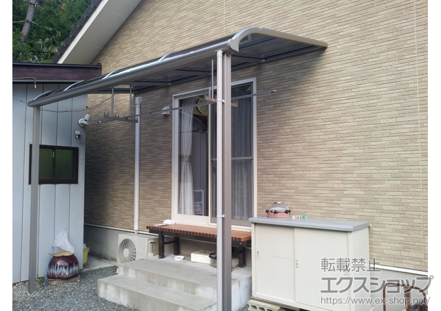 福島県いわき市ののテラス屋根 プレシオステラス R型 テラスタイプ 単体 積雪〜20cm対応+吊り下げ式物干し　標準　2本入 施工例