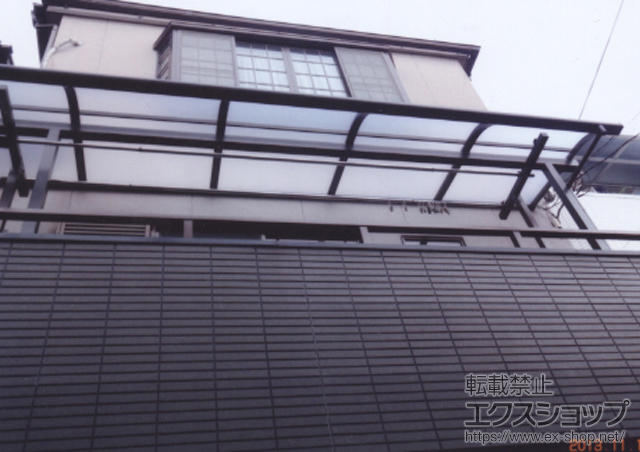大阪府大阪市のLIXIL リクシル（トステム）のバルコニー・ベランダ屋根 ライザーテラスII R型 屋根タイプ 単体 積雪〜20cm対応+ライザーテラスII 側面スクリーン1段 施工例
